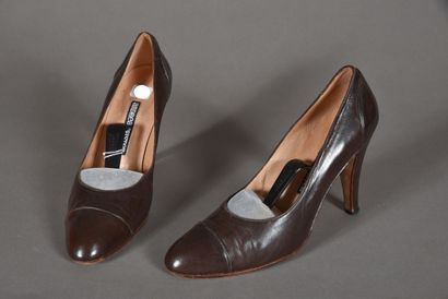 null ANDREA PFISTER. Pair of brown leather pumps with cut-out toe and heel effect....