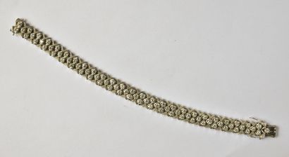 null Ribbon bracelet in 18K white gold (750/oo) composed of articulated links forming...