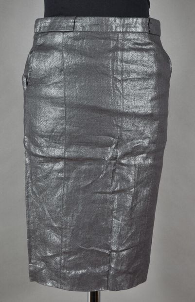 null JOSEPH. Short straight skirt in iridescent silver linen, two pockets, slit back....