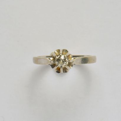 18K (750/oo) white gold solitaire ring centered...