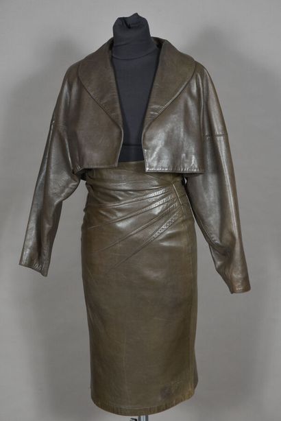 null Alaïa. Ensemble en cuir agneau bronze comprenant une jupe au genou à taille...