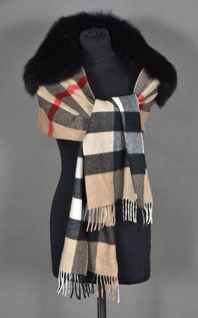 null BURBERRY. Large scarf, can be worn as a stole, in tartan printed cashmere, fringed...