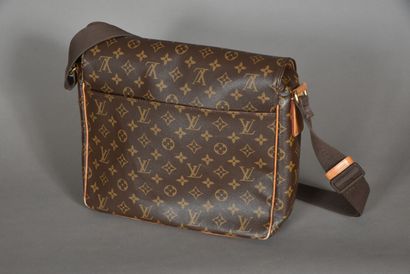 null LOUIS VUITTON.
Sac Messenger en toile Monogram et cuir naturel, fermoir aimanté...