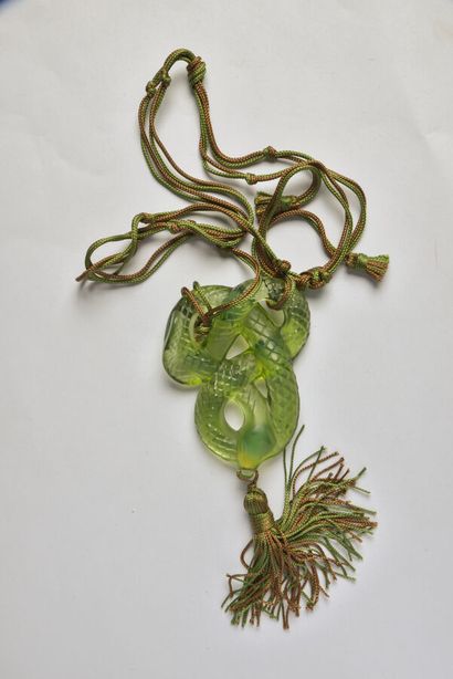 null LALIQUE: Green molded crystal pendant featuring a snake (size: 68 x 53 mm approx.),...