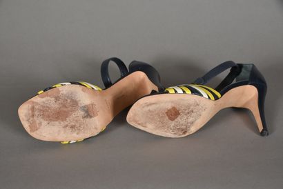 null CELINE - Paire d'escarpins nu pieds à bandes de cuir jaune, noir, blanc helicoïdale...