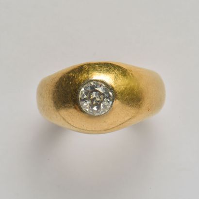 18K (750/oo) yellow gold ring with a half-cut...