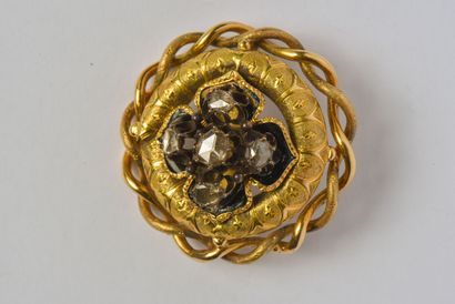 null *Antique 18K (750/oo) yellow gold openwork rose brooch centered with five rose-cut...