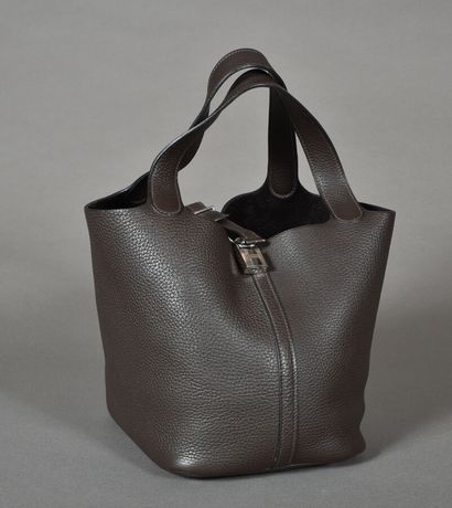 null HERMES Paris made in France 2005. Picotin PM bag in brown leather, double handle...
