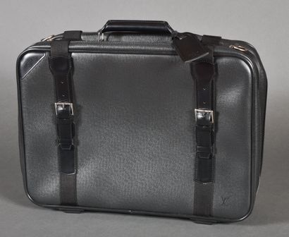 null LOUIS VUITTON. Valise Satellite en cuir Taïga noir, , poignée en cuir noir,...