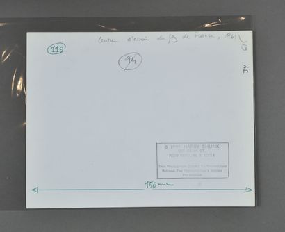 null [Yves KLEIN]. SHUNK & KENDER. Yves Klein réalisant une peinture de feu, 1961....