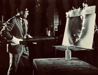  Yves KLEIN. SHUNK & KENDER. Yves Klein réalisant une peinture de feu, 1961. Photographie... Gazette Drouot