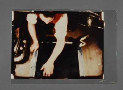 [Yves KLEIN]. Yves Klein réalisant un monochrome....