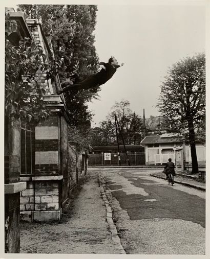 null [Yves KLEIN]. SHUNK & KENDER. Le saut dans le vide, 1960. B&W silver print photograph...