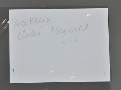 null [Yves KLEIN]. Willy MAYWALD. Portrait Klein, allongé, avec un monochrome dans...