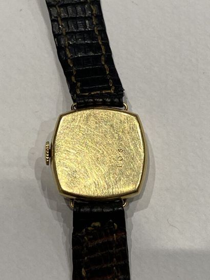 null Montre de dame en or 18K. 
Poids brut :11. 86 gr 
Usures d'usage. 