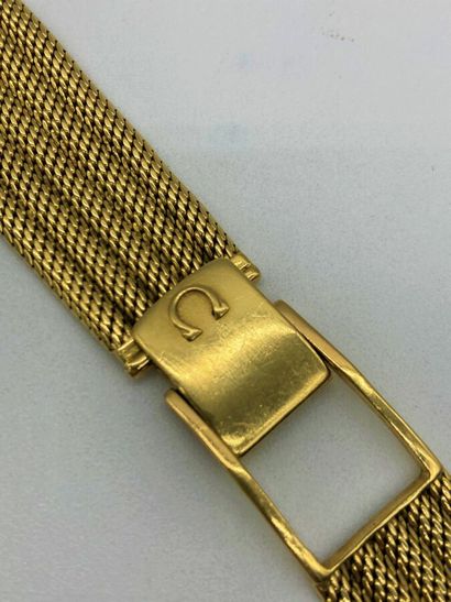 null Bracelet OMEGA en or 18K. 
Modèle slimline. 
Entrecorne : 20 mm 
Poids brut...