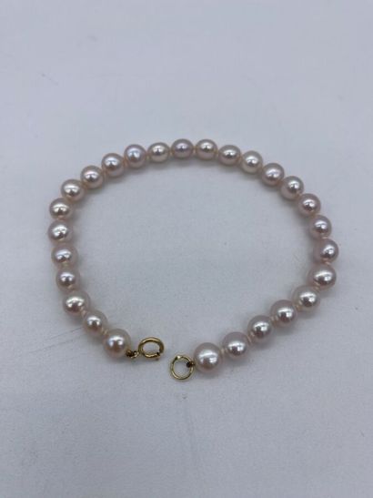 Bracelet de perles de nacre, fermoir en or....