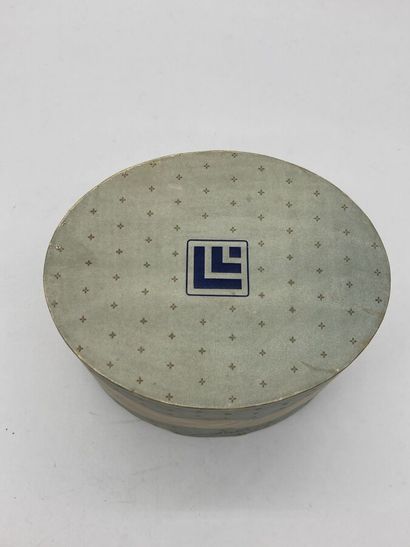 null Lucien Lelong - "Le Jabot" - (1939)
Présenté dans son coffret ovale en carton...