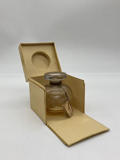 null Révillon - "Carnet de Bal" - (1954)
Présenté dans son coffret cubique en carton...
