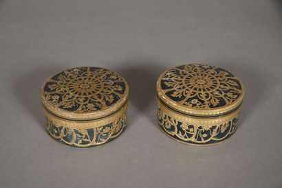 null GUERLAIN, "La poudre c'est moi", 1920s
Two cylindrical powder boxes, drum shape...