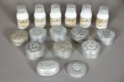 null Crème SIMON, années 1900
Lot de six pots de crème à la glycérine en verre opaque...