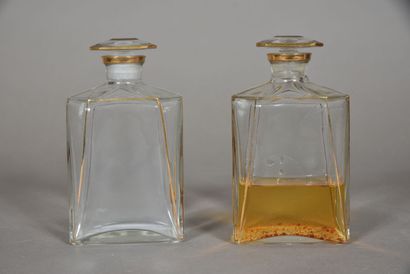 null Travail français, années 1930
Deux flacons à parfum en verre incolore rehaussé...