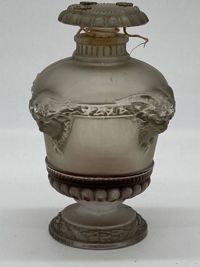 null GUERLAIN - "Bouquet de Faunes" - (1922)
Présenté dans son coffret cylindrique...