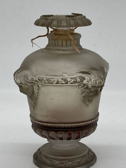 null GUERLAIN - "Bouquet de Faunes" - (1922)
Présenté dans son coffret cylindrique...