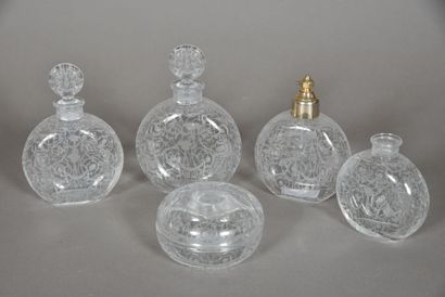 null BACCARAT « Michel Ange », années 1950 
Partie de garniture de toilette en cristal...