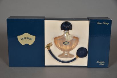 null GUERLAIN, « Shalimar », 1925 
Présenté dans son coffret en carton titré, flacon...