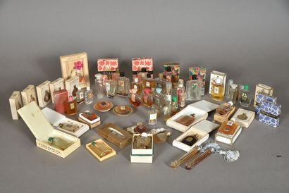 null Divers parfumeurs, années 1960
Assortiment de flacons première taille des maisons...
