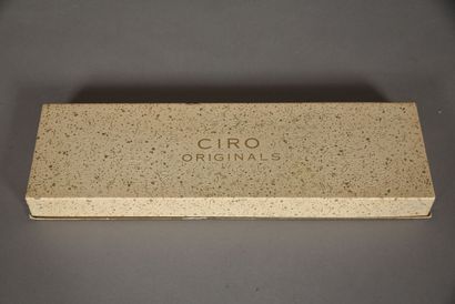 null CIRO, années 1950
Coffret luxe contenant cinq diminutif parfums, chacun dans...