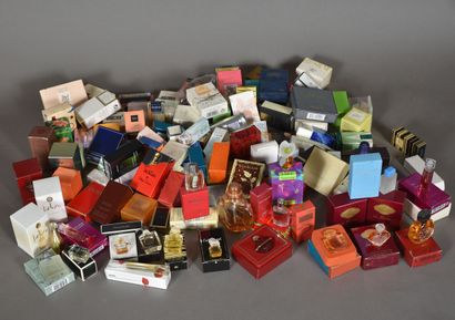 null Divers parfumeurs, années 1990
Assortiment d'environ cent diminutifs parfum...