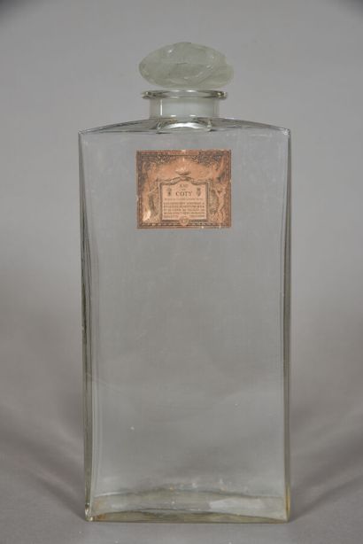 null COTY « Eau de COTY », 1910 
Imposant flacon en verre incolore pressé moulé de...