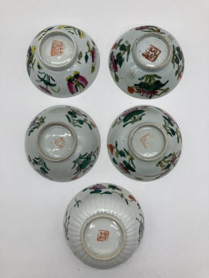 null CHINE (?) 
Ensemble de 5 bols en porcelaine à décor peint de fleurs et papillons....