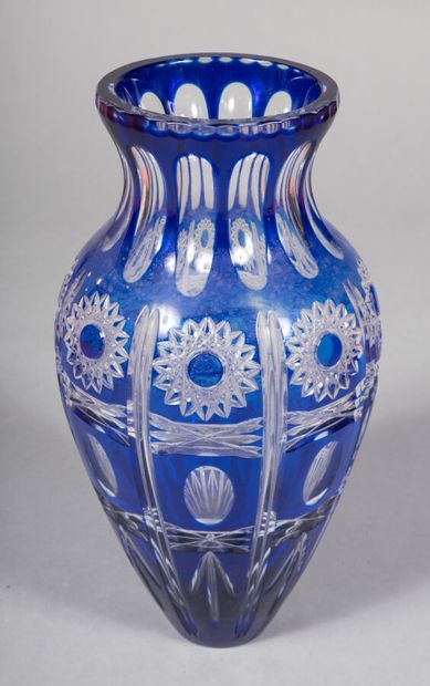 null Grand vase en cristal bleu genre Bohème, taillé de rosaces, oves et flèches....