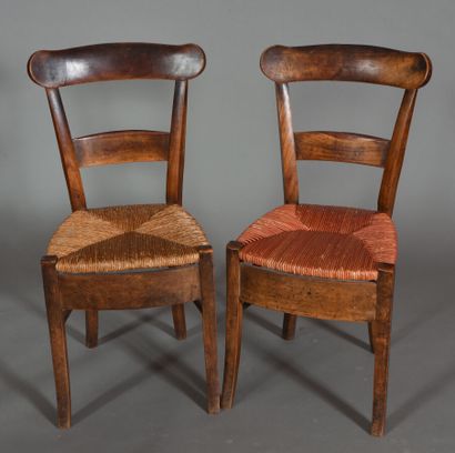 null Paire de chaises en bois, assises paillées. 
XXème siècle
H. totale 87 cm -...