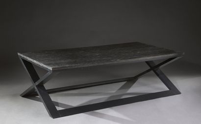 null Table basse avec plateau en bois.
XXème siècle
H. 45 cm - L. 150 cm - P. 80...