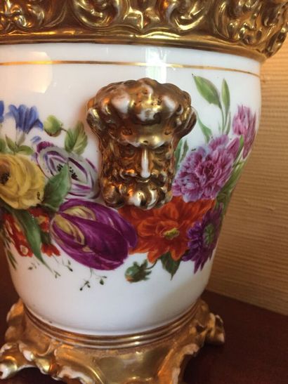 null Cache-pot en porcelaine à décor polychrome floral, têtes de satyres dorées....