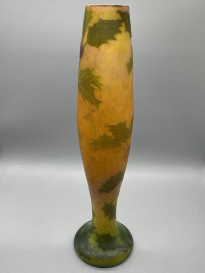 null Grand vase balustre à large base, en verre à décor de houx dégagé à l'acide....