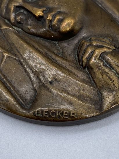 null BECKER. Médaille en bronze figurant La Sainte Vierge aurolée en prière. Au revers,...