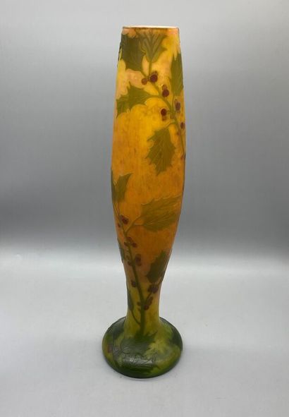 null Grand vase balustre à large base, en verre à décor de houx dégagé à l'acide....