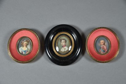 Trois miniatures figurant des monarques,...