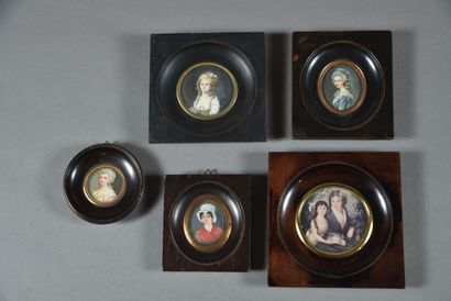 Cinq miniatures figurant de jeunes élégantes,...