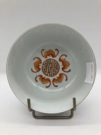 null CHINE.
Bol en porcelaine à décor peint polychrome floral et feuillagé. 
Porte...