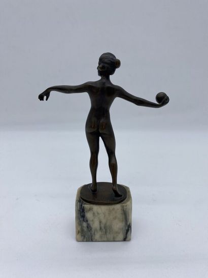 null KECK, 
Le lancer de poids ou jeune femme à la balle, petit sujet en bronze sur...