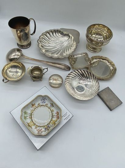 null Lot comprenant diverses pièces de formes en métal argenté ou métal dont une...