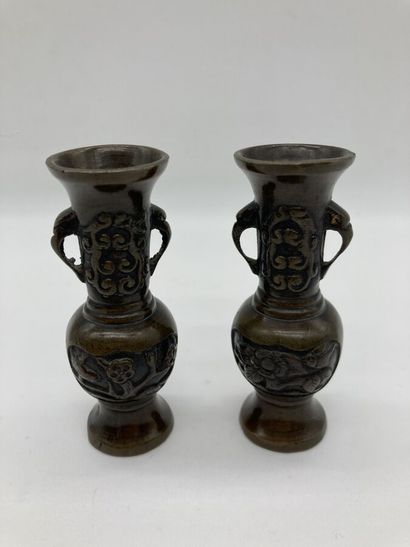 ASIE.
Paire de vases balustres en bronze...