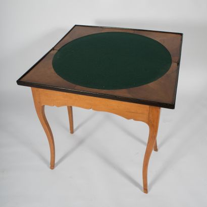 null Table de jeux en bois fruitiers ouvrant par un plateau portefeuille marqueté...