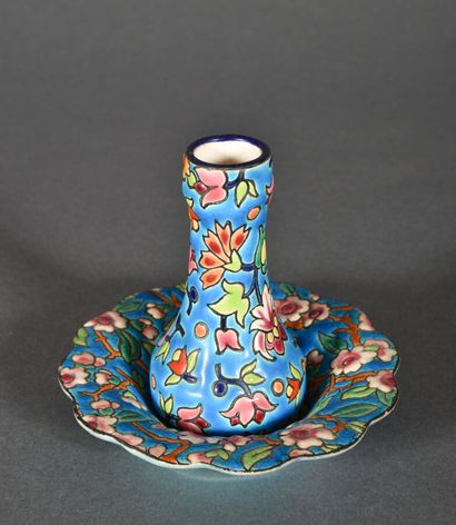 null MANUFACTURE DE LONGWY
Vase miniature en céramique à corps piriforme. Décor en...